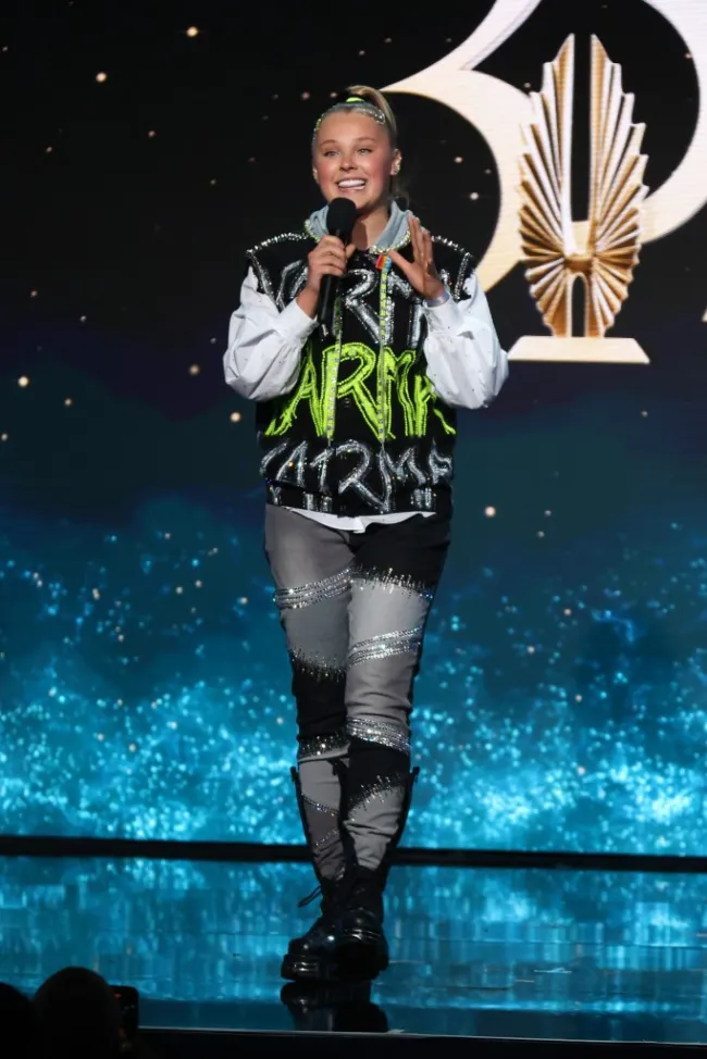 JoJo Siwa en el escenario de la 35a edición anual de los GLAAD Media Awards en 2024