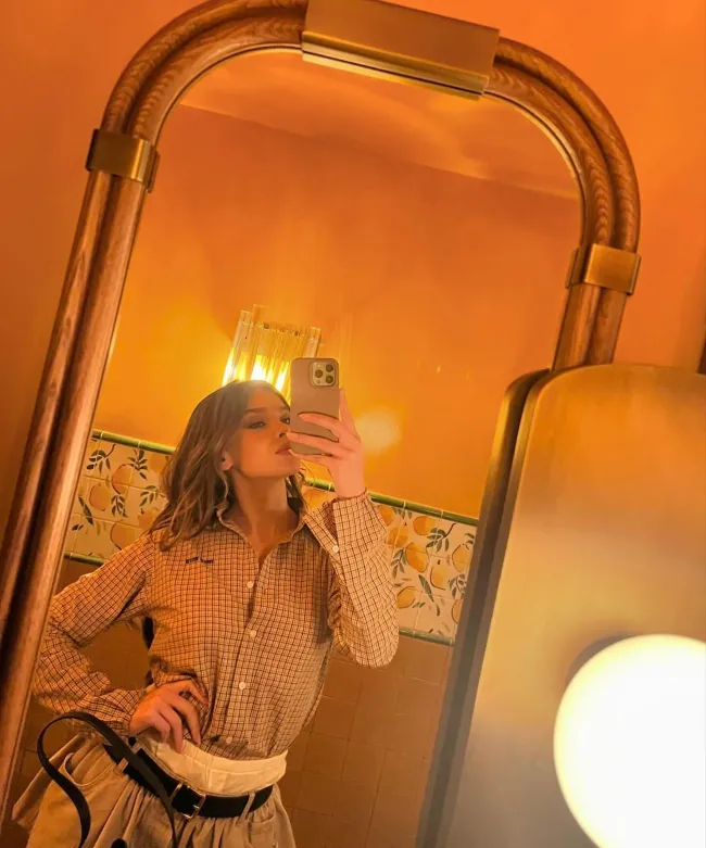 Hailee Steinfeld selfie en el espejo