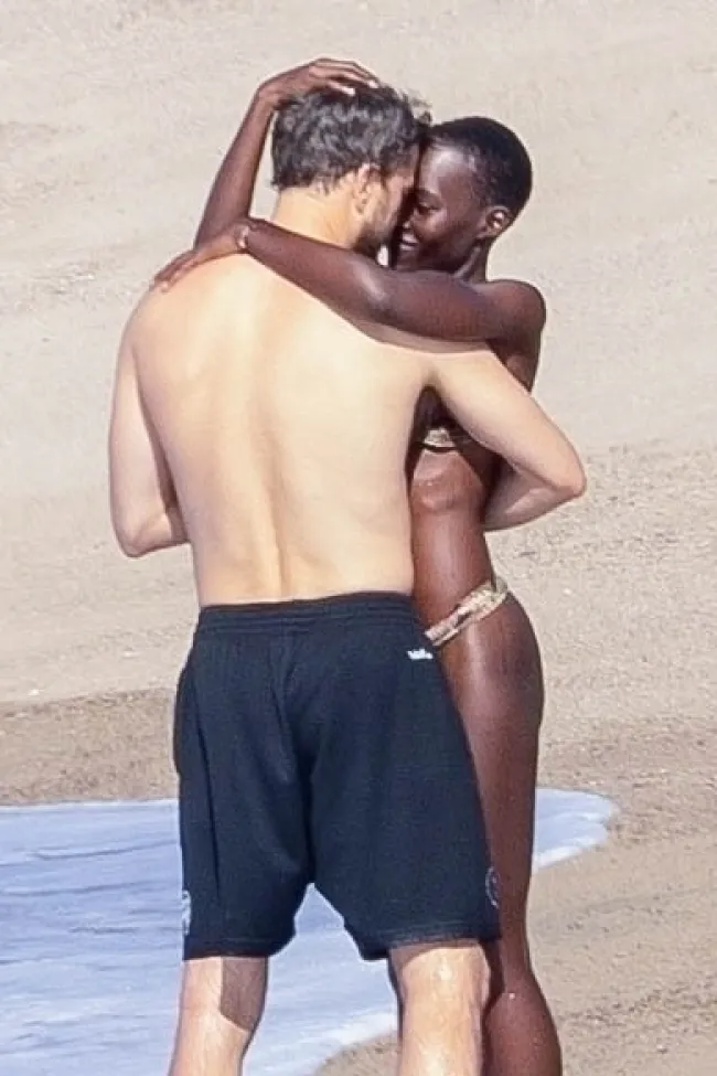 Lupita Nyong'o y Joshua Jackson en la playa de México.