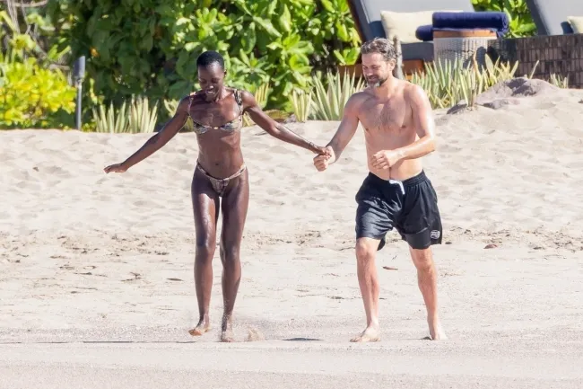 Lupita Nyong'o y Joshua Jackson en la playa de México.