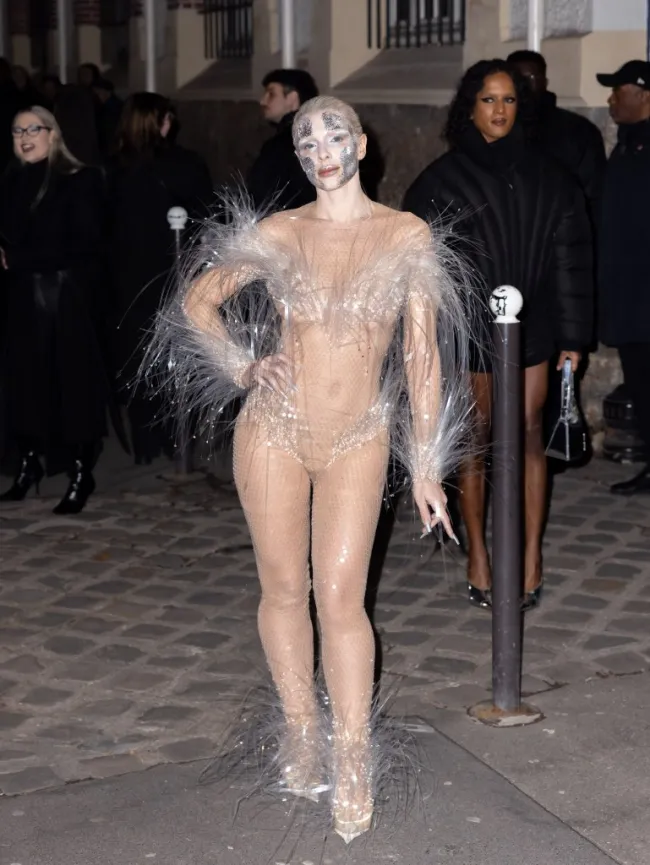 Julia Fox con un catsuit transparente en el desfile Mugler Otoño 2024