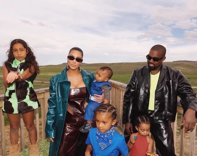 kim kardashian y sus cuatro hijos con kanye west en wyoming