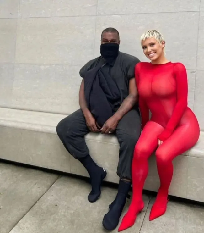 Kanye West enmascarado sentado junto a Bianca Censori