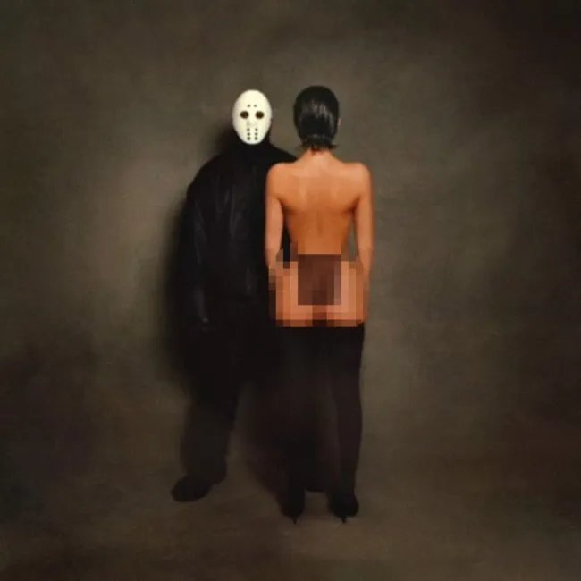 Kanye West de pie con una máscara de Jason detrás de Bianca Censori desnuda (mirando hacia atrás)