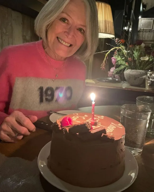 Judy Loe con una tarta de cumpleaños.