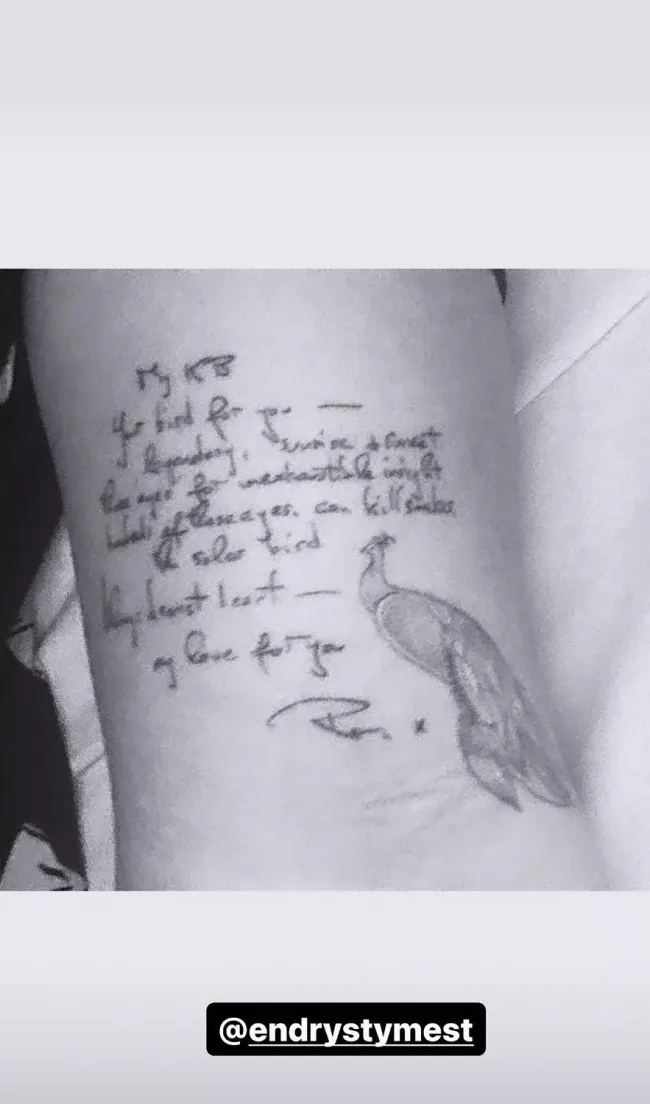 Tatuaje de Kate Beckinsale.  Mensaje escrito a mano del padre con un pájaro al lado.