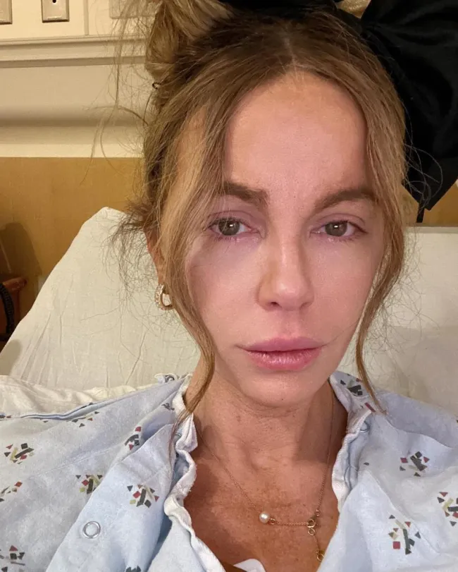 Selfie de Kate Beckinsale en la cama de un hospital.