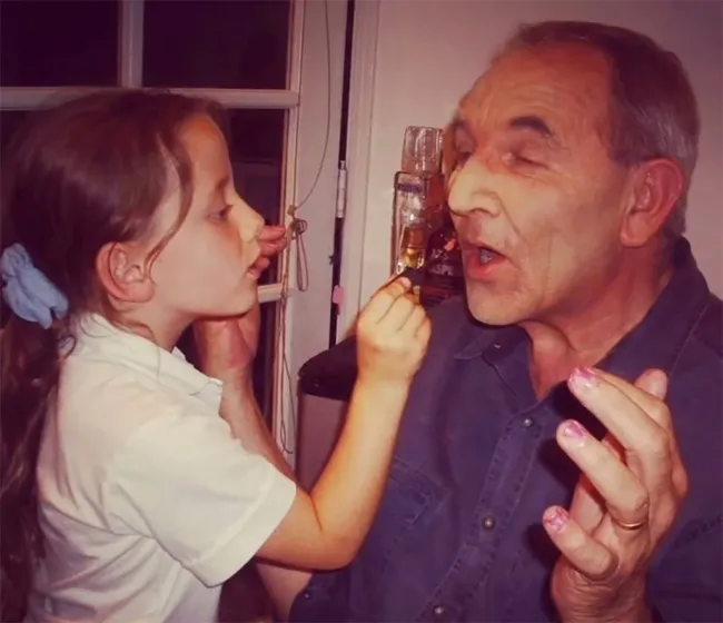 Kate Beckinsale cuando era niña poniéndole lápiz labial a su padrastro, Roy Battersby.