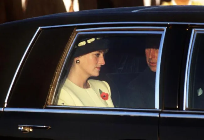 El rey Carlos y la princesa Diana parecen infelices en un coche.