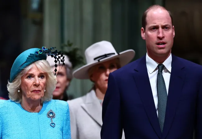 El príncipe William está junto a la reina Camilla.