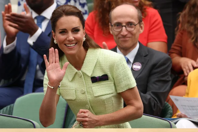 Kate Middleton saludando
