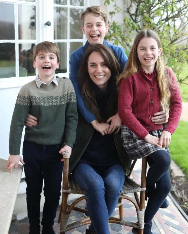 Kate Middleton en una foto editada con sus hijos, el príncipe George, la princesa Charlotte y el príncipe Louis.