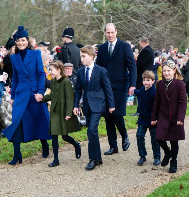 Kate Middleton, el príncipe Guillermo y sus tres hijos caminando hacia la iglesia