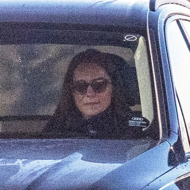 Kate Middleton sentada en un coche