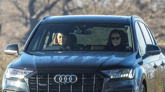 Kate Middleton y Carole Middleton sentadas en un coche