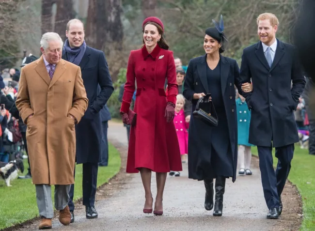 Príncipe Carlos, Príncipe de Gales, Príncipe William, Duque de Cambridge, Catalina, Duquesa de Cambridge, Meghan, Duquesa de Sussex y Príncipe Harry, Duque de Sussex