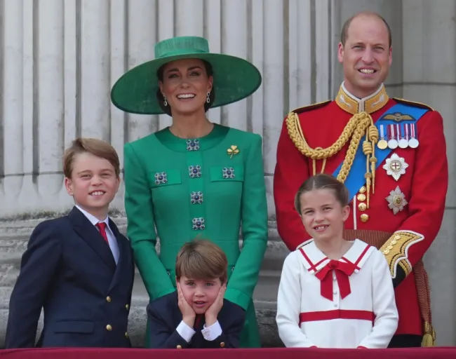 Kate Middleton y el príncipe William con sus hijos