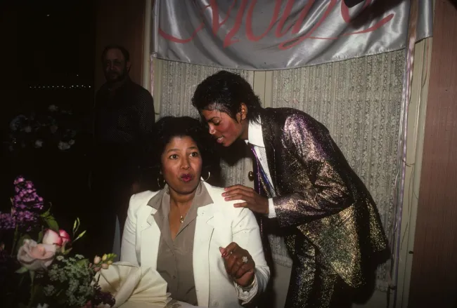 Michael Jackson asiste a la fiesta de cumpleaños de su madre Katherine Jackson en 1984