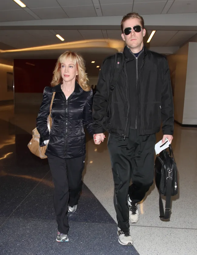 kathy griffin y randy bick caminando por el aeropuerto