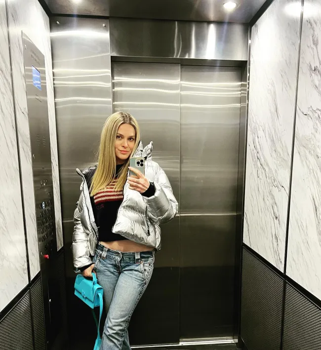 Leah Mcsweeney se selfie en el espejo en un ascensor