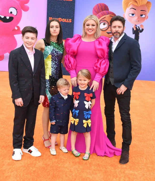 Kelly Clarkson y Brandon Blackstock con sus hijos