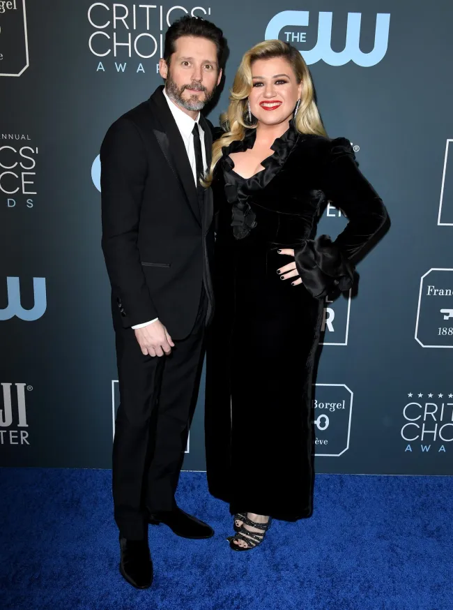 Brandon Blackstock y Kelly Clarkson llegan a la 25ª edición de los Critics' Choice Awards.