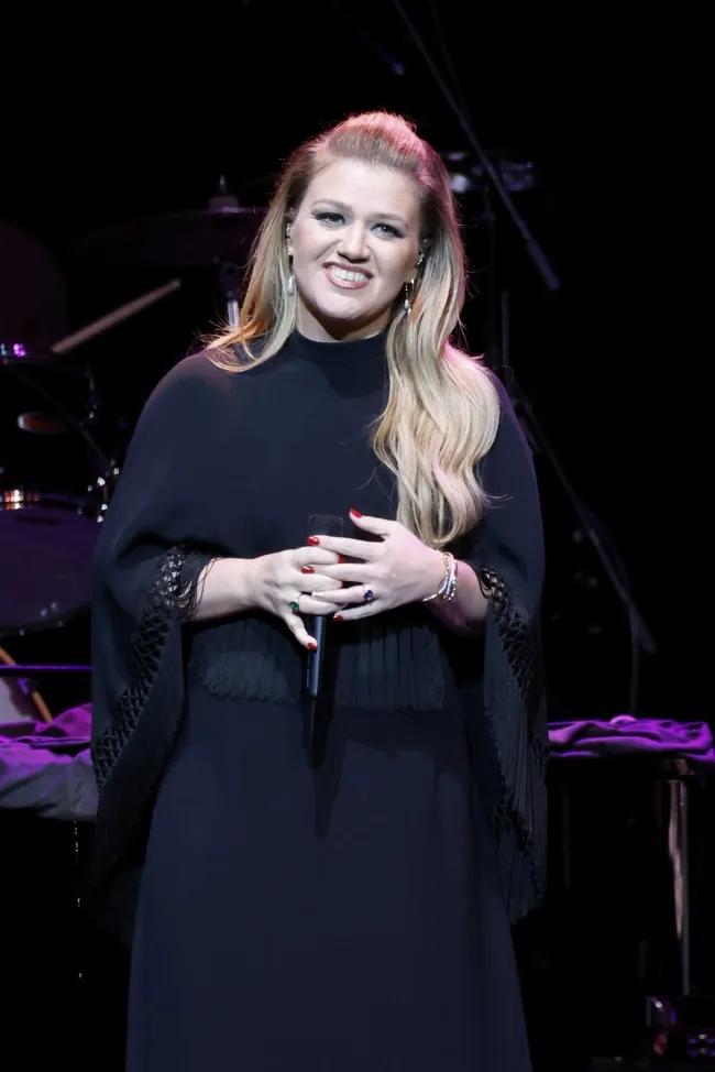 Kelly Clarkson sonríe antes de tocar en vivo.