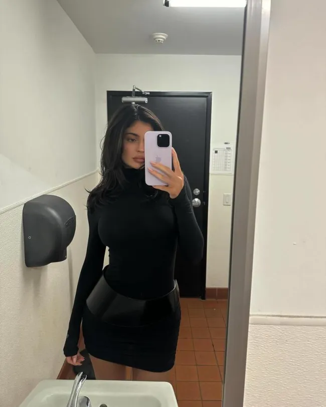 Kylie Jenner con vestido negro con cinturón