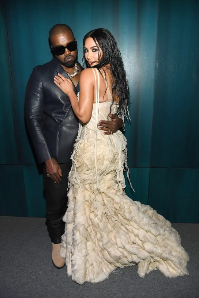 Kanye West y Kim Kardashian West asisten a la fiesta de los Oscar de Vanity Fair 2020.