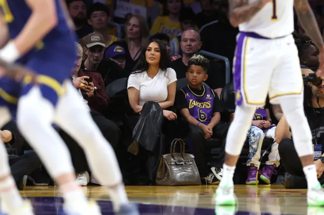 Kim Kardashian deja el bolso Birkin en el suelo mientras asiste al partido de los Lakers con su hijo Saint West
