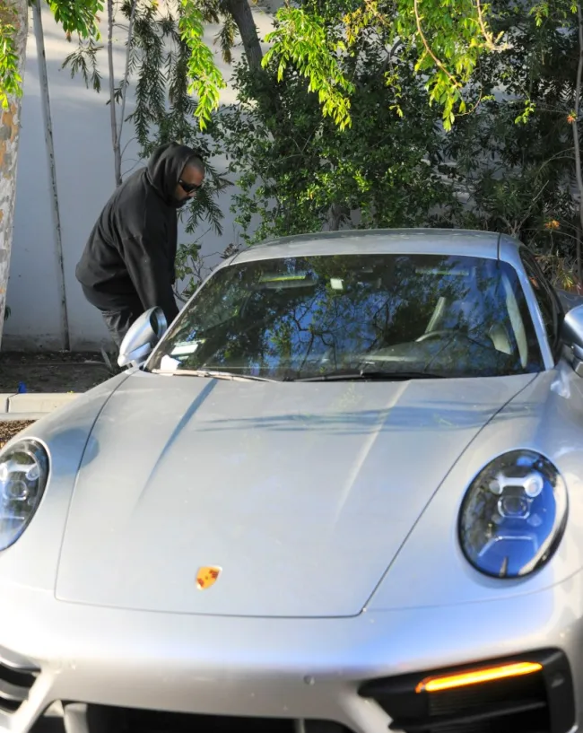 Kanye West subiéndose a un coche