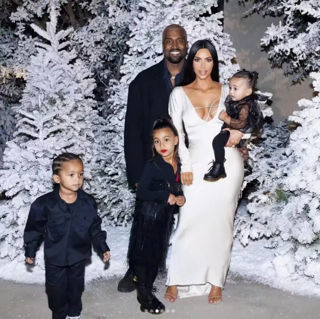 Kim Kardashian y Kanye West con sus hijos