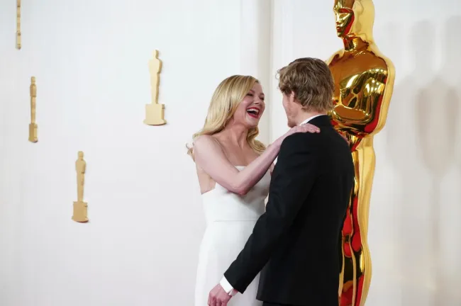 Kirsten Dunst y Jesse Plemons ríen en la alfombra roja de los Oscar 2024