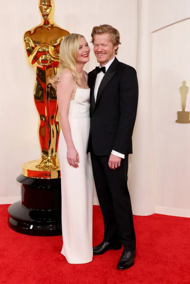 Kirsten Dunst y Jesse Plemons posan en la alfombra roja de los Oscar 2024