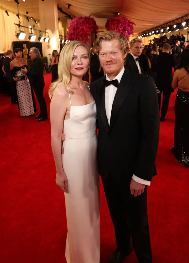 Kirsten Dunst y Jesse Plemons posan en la alfombra roja de los Oscar 2024