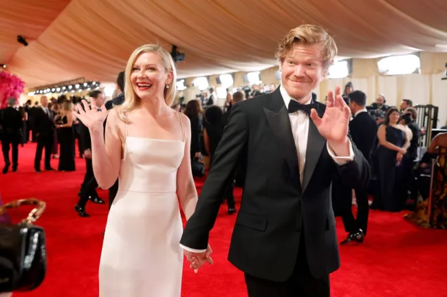 Kirsten Dunst y Jesse Plemons caminan por la alfombra roja de los Oscar 2024