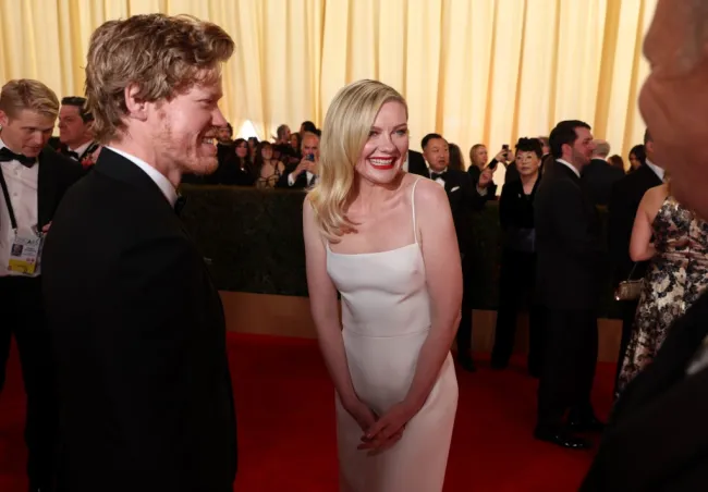 Kirsten Dunst y Jesse Plemons hablan en la alfombra roja de los Oscar 2024