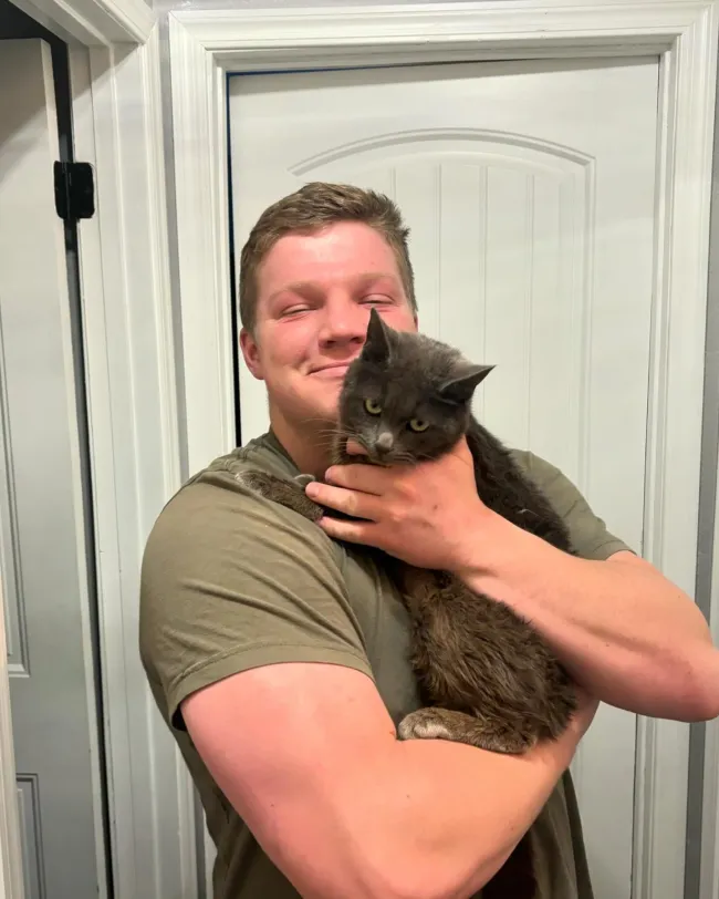 Garrison Brown sosteniendo un gato.