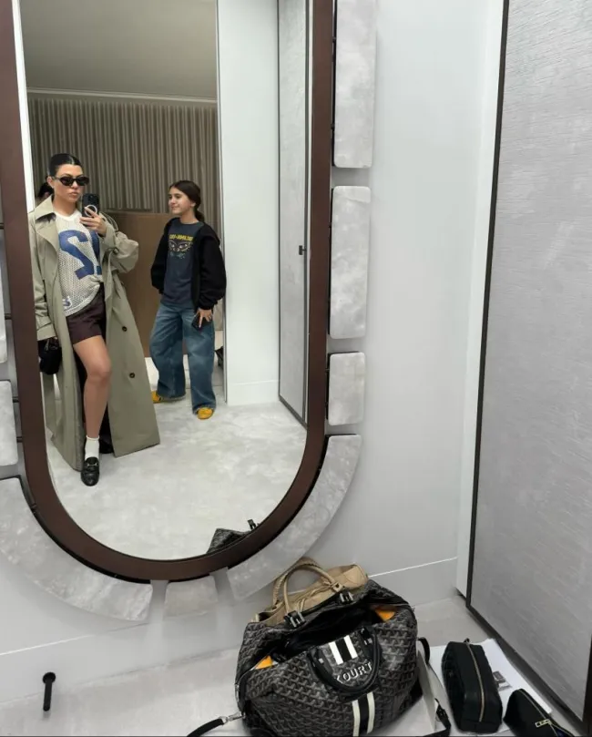 Kourtney Kardashian en una selfie en el espejo.