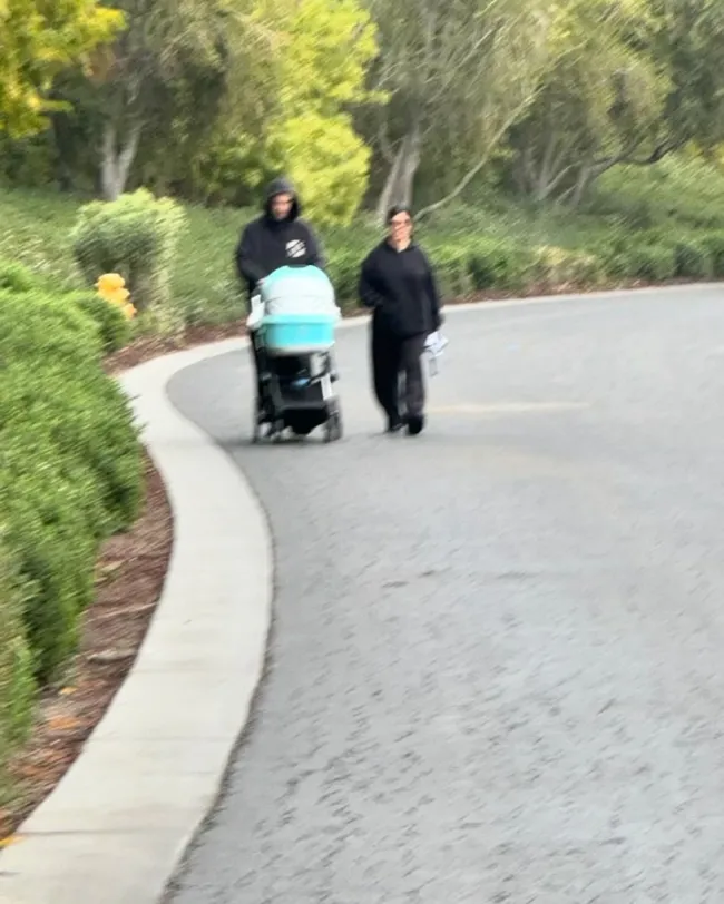 Kourtney Kardashian y Travis Barker pasean en cochecito con Rocky.