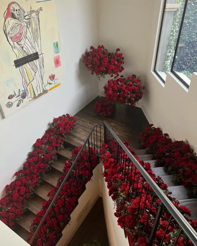 Flores en las escaleras.