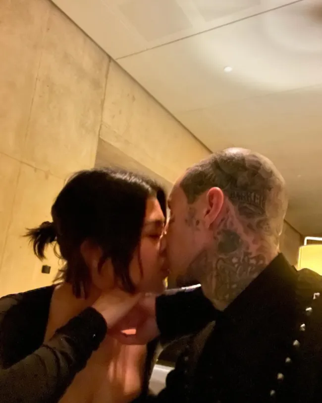 Travis Barker y Kourtney Kardashian besándose.