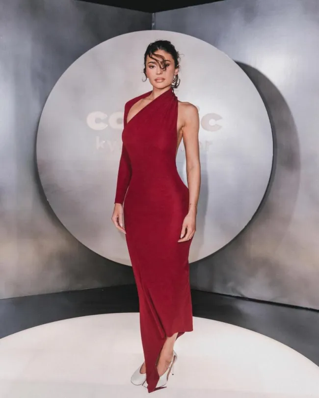 Kylie Jenner con un vestido rojo