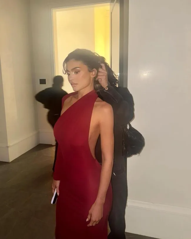 Kylie Jenner con un vestido rojo