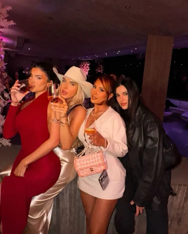 Kylie Jenner y amigos en el lanzamiento del perfume COSMIC
