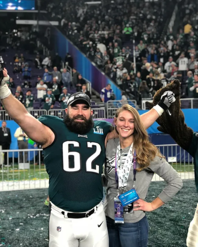 Jason y Kylie Kelce al margen del campo de fútbol después del Super Bowl 2018