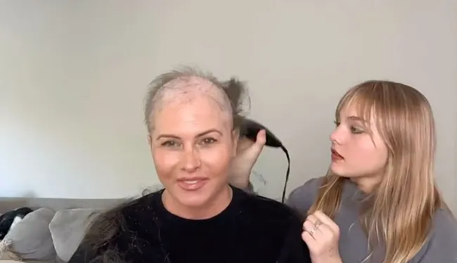 La hija de Nicole Eggert afeitando la cabeza de la estrella de Baywatch