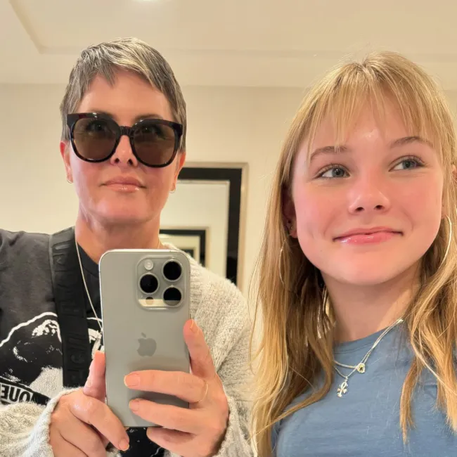 nicole eggert y su hija tomándose una selfie
