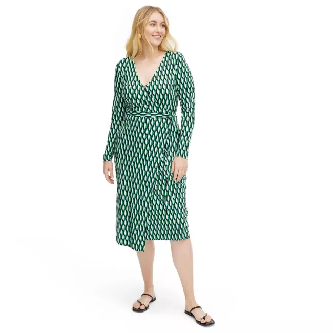 Una modelo con un vestido cruzado verde.