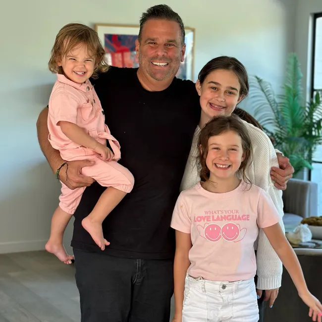 Randall Emmett posando con sus tres hijas